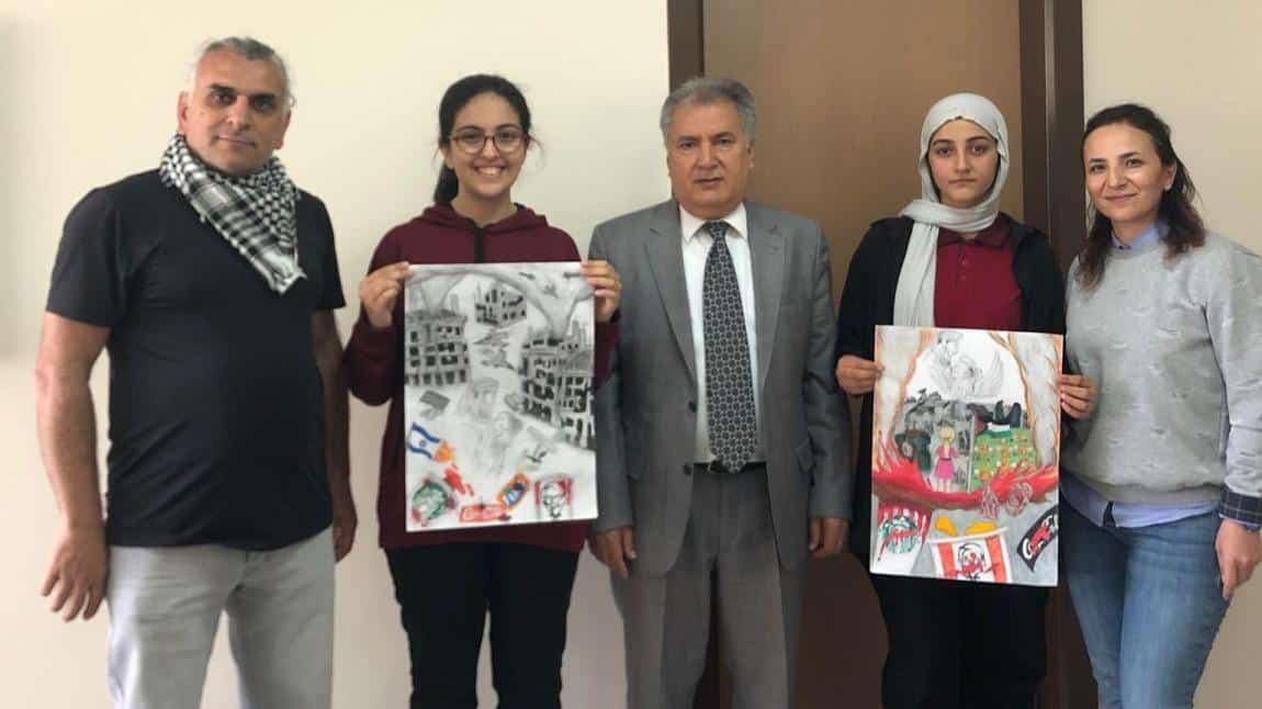 “Filistin duyarlılık ve farkındalık” konulu resim yarışmasında dereceye giren öğrencilerimize ödülleri sayın müdürümüz Mustafa Kaban tarafından verildi